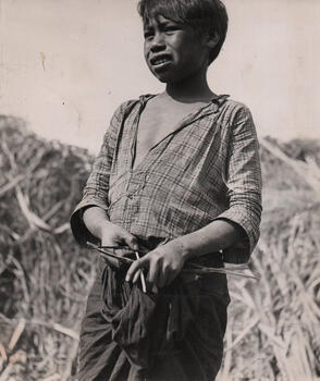 Niño indígena con arco