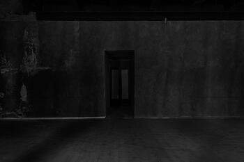 Sala negra com porta negra #19