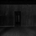 Sala negra com porta negra #19