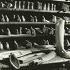 Horacio Coppola Título: Hormas para zapatos y botas, en el taller Fagliano. Año: ca. 1960 Medida: 15 x 17 cm Técnica: gelatina de plata